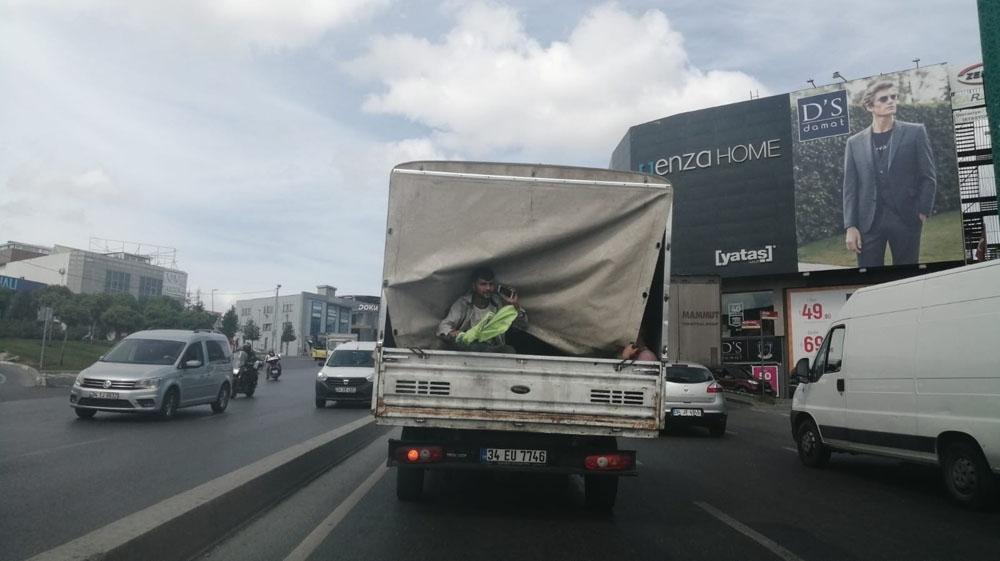 Kamyonet kasasındaki şahsın tehlikeli dansı kamerada