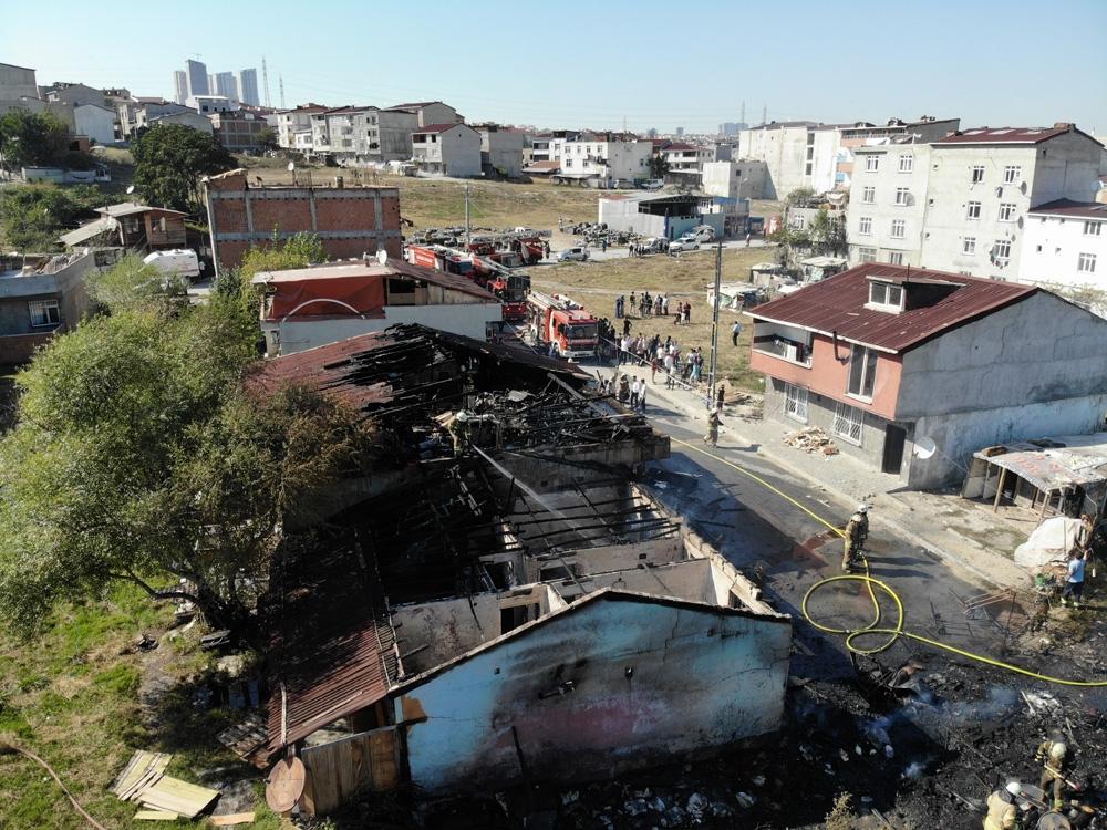 Oyun oynayan çocuklar önce çadırı, sonra gecekonduyu yaktı