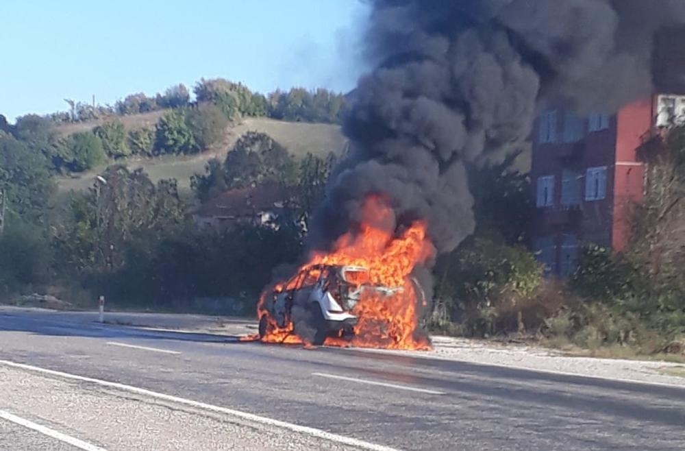 Lüks araç alev topuna döndü