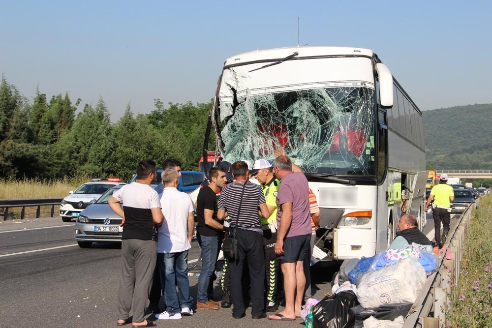 TEM otoyolunda 3 araç çarpıştı: 5 yaralı