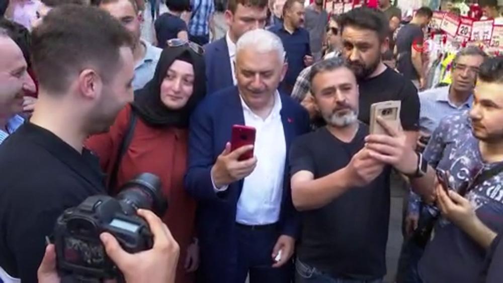 Binali Yıldırım, Mahmutpaşa esnafını ziyaret etti 