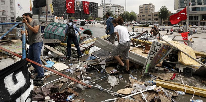 Gezi Parkı'nda barikatlar kaldırılıyor