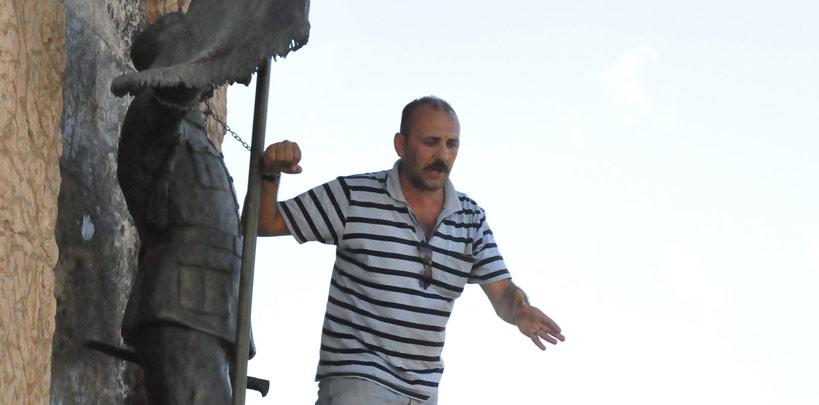 Kendini Taksim Anıtı'na zincirledi