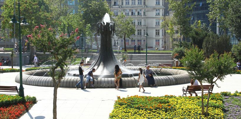 Gezi Parkı geç saatlerde tekrar açıldı