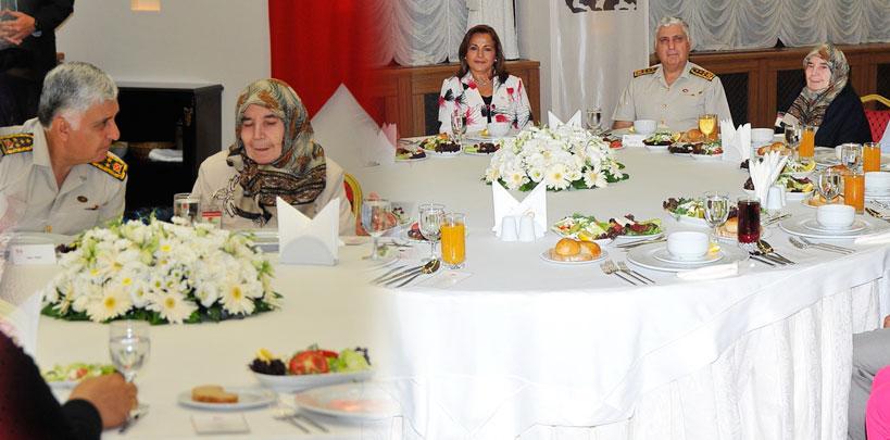 Orgeneral Özel'den anlamlı iftar