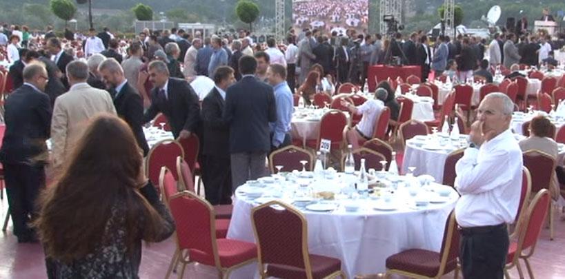 AK Parti'nin iftarında ilginç pankart