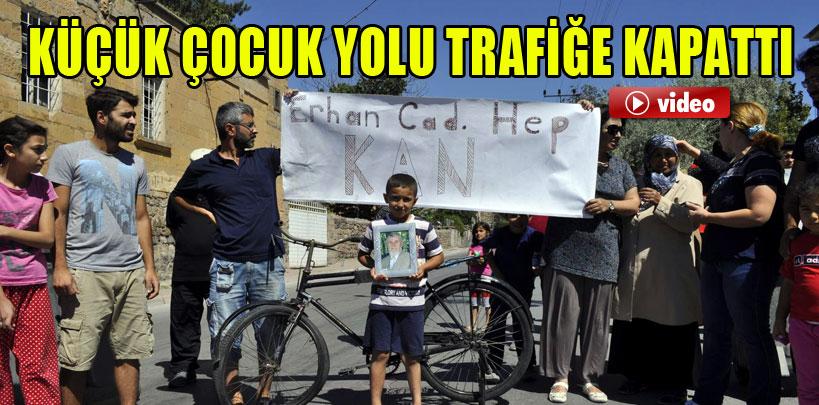 Kayseri'de küçük çocuk yolu trafiğe kapattı