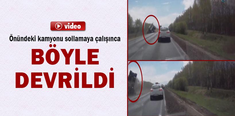 Rusya'da önündeki kamyonu sollarken böyle devrildi