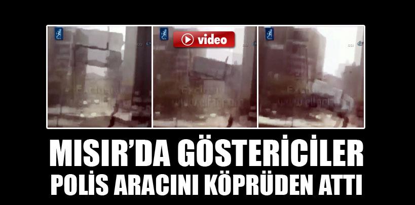 Mısır'da göstericiler polis aracını köprüden attı