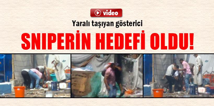 Mısır'da yaralı taşıyan gösterici, sniperin hedefi oldu