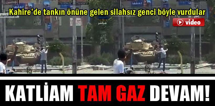 Mısır'da tankın önüne gelen silahsız genci vurdular