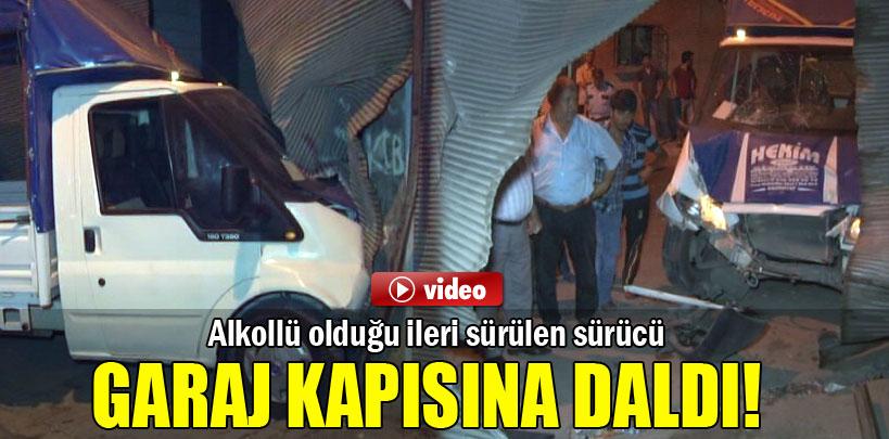 Alkollü olduğu ileri sürülen sürücü kamyonetle garaja daldı