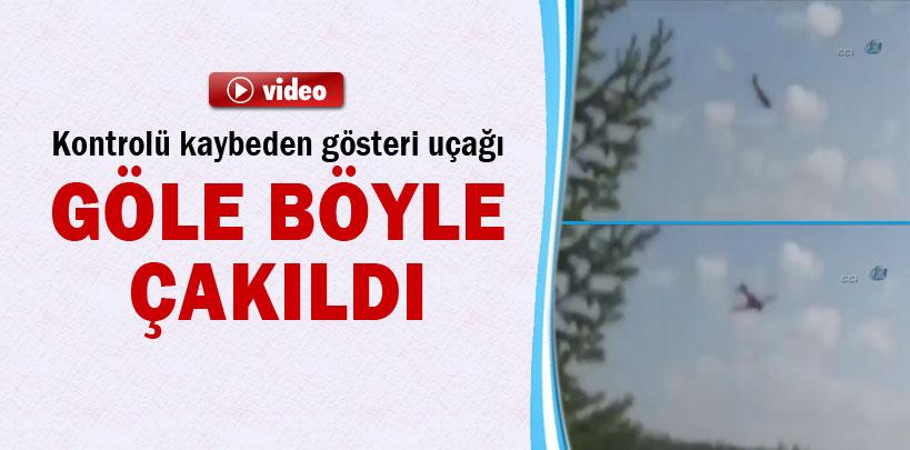 Rusya'da kontrolü kaybeden gösteri uçağı göle böyle çakıldı