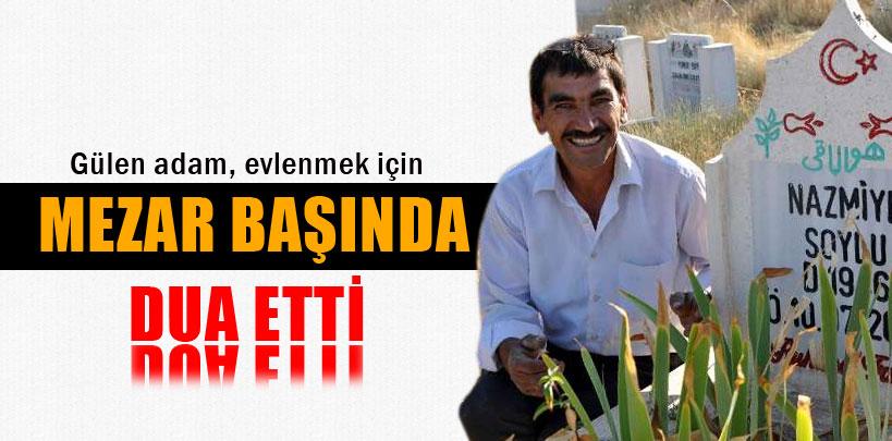 Gülen adam, evlenmek için mezar başında dua etti