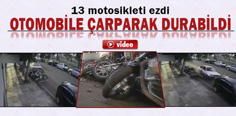 13 motosikleti ezdi, otomobile çarparak durabildi