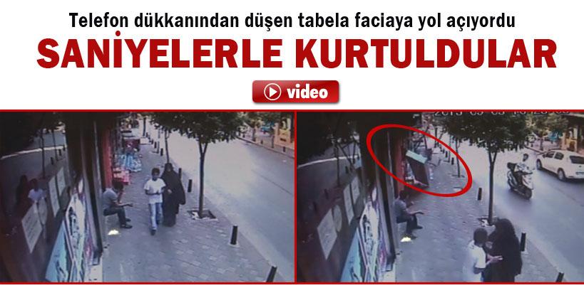 Düşen tabeladan saniyelerle kurtuldular