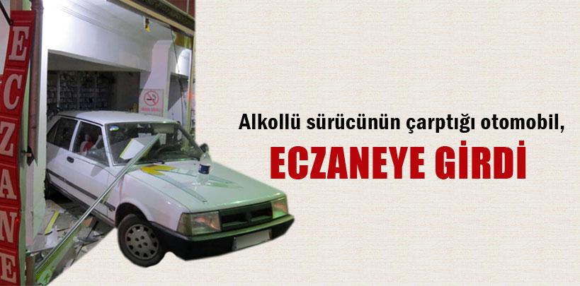 Alkollü sürücünün çarptığı otomobil, eczaneye girdi