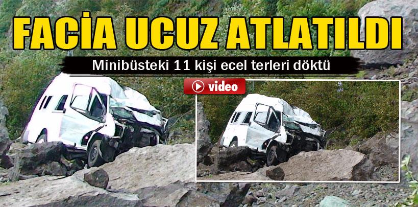 Artvin'de yola düşen kaya parçaları korku dolu anlar yaşattı