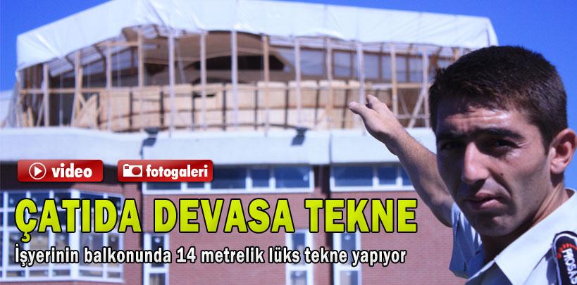 İşyerinin balkonunda 14 metrelik tekne yapıyor