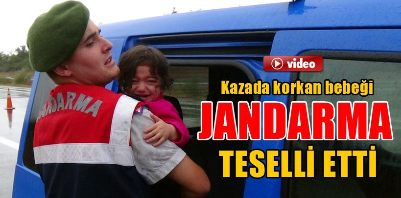 Kazada korkan bebeği jandarma eri teselli etti