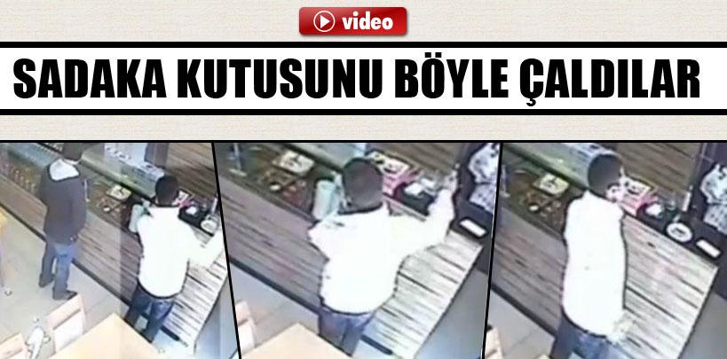 Çaktırmadan sadaka kutusunu böyle çaldılar