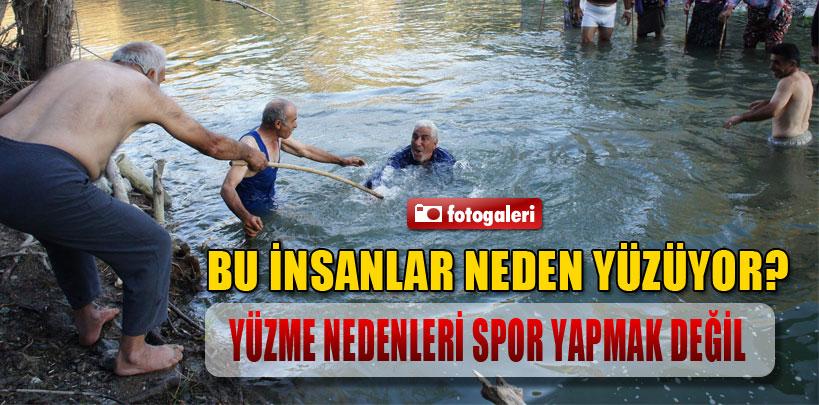 Kastamonu'da, köprü olmayınca köylüler çayı yüzerek geçiyor