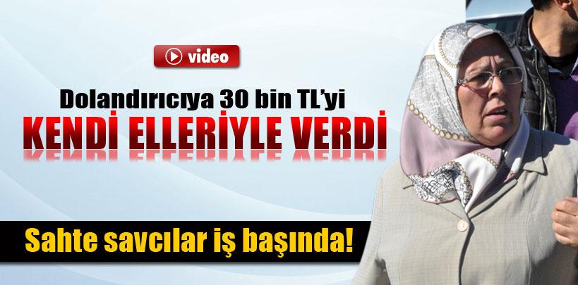 Hesaptan çektiği parayı dolandırıcılara kendi elleriyle verdi