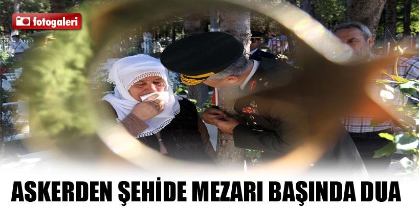 Askerden şehide mezarı başında dua