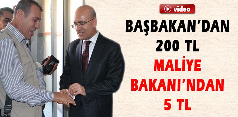 Mehmet Şimşek gazatecilere 5'er lira bayram harçlığı verdi