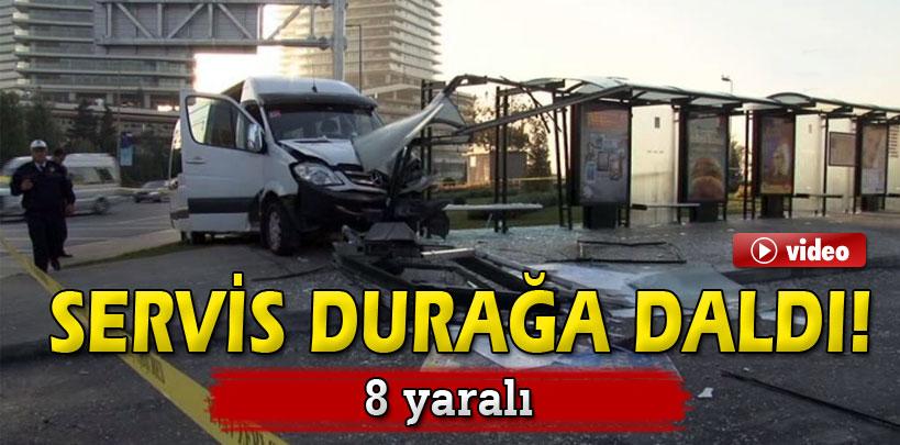 Servis minibüsü otobüs durağına daldı, 8 yaralı