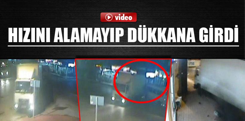 Kaza yapan kamyonet boya dükkanına daldı