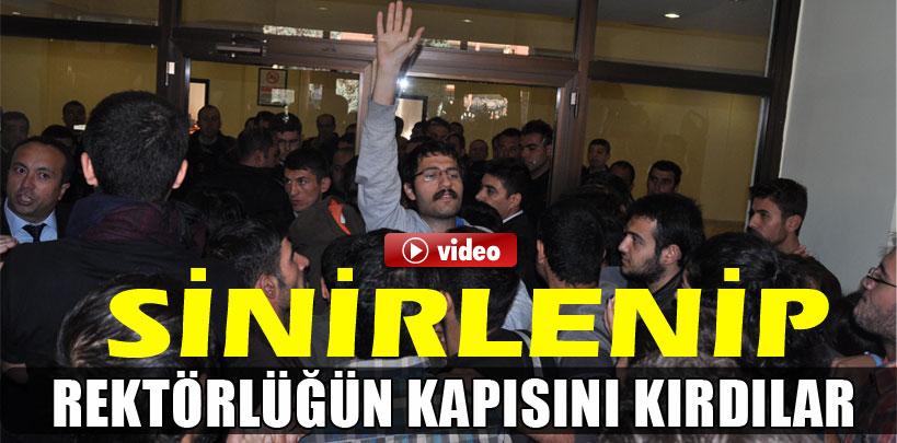 Eskişehir'de öğrenciler rektörlük binasının kapısını kırdı