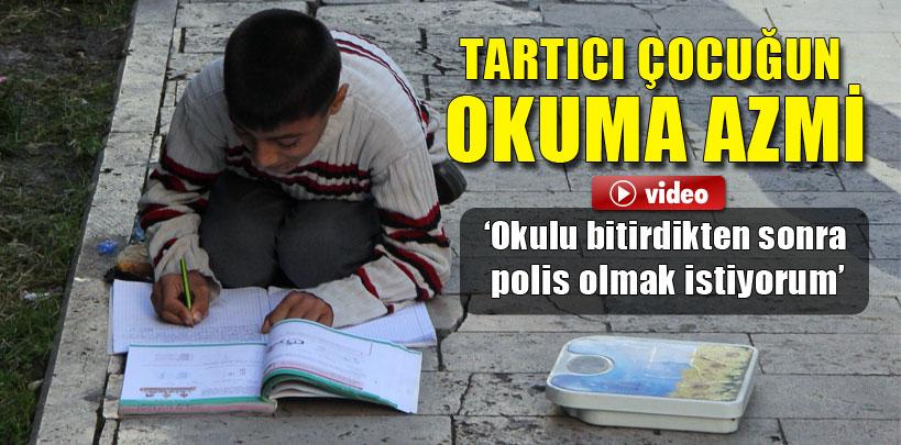 Adana' da, tartıcı çocuğun okuma azmi